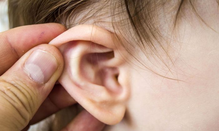 Boule derrière les oreilles : quelles causes et comment soigner ?