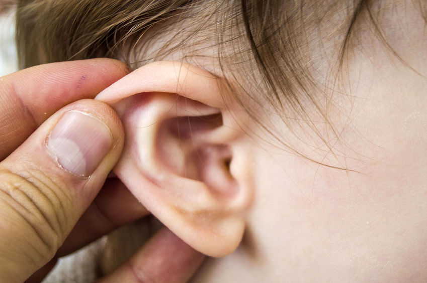 Boule derrière les oreilles : quelles causes et comment soigner ?